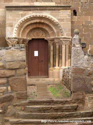 PORTADA Y ACCESO AL TEMPLO